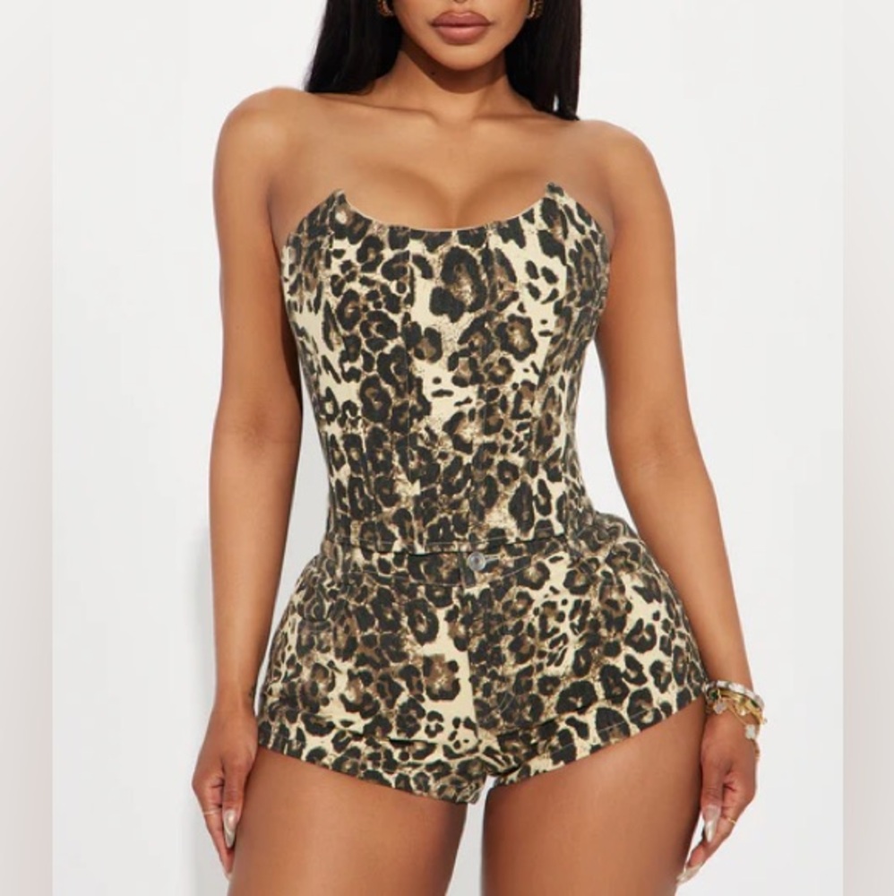 Fashion Nova “Stirring Scenes” corset top & high waisted cheeky shorts((SET))